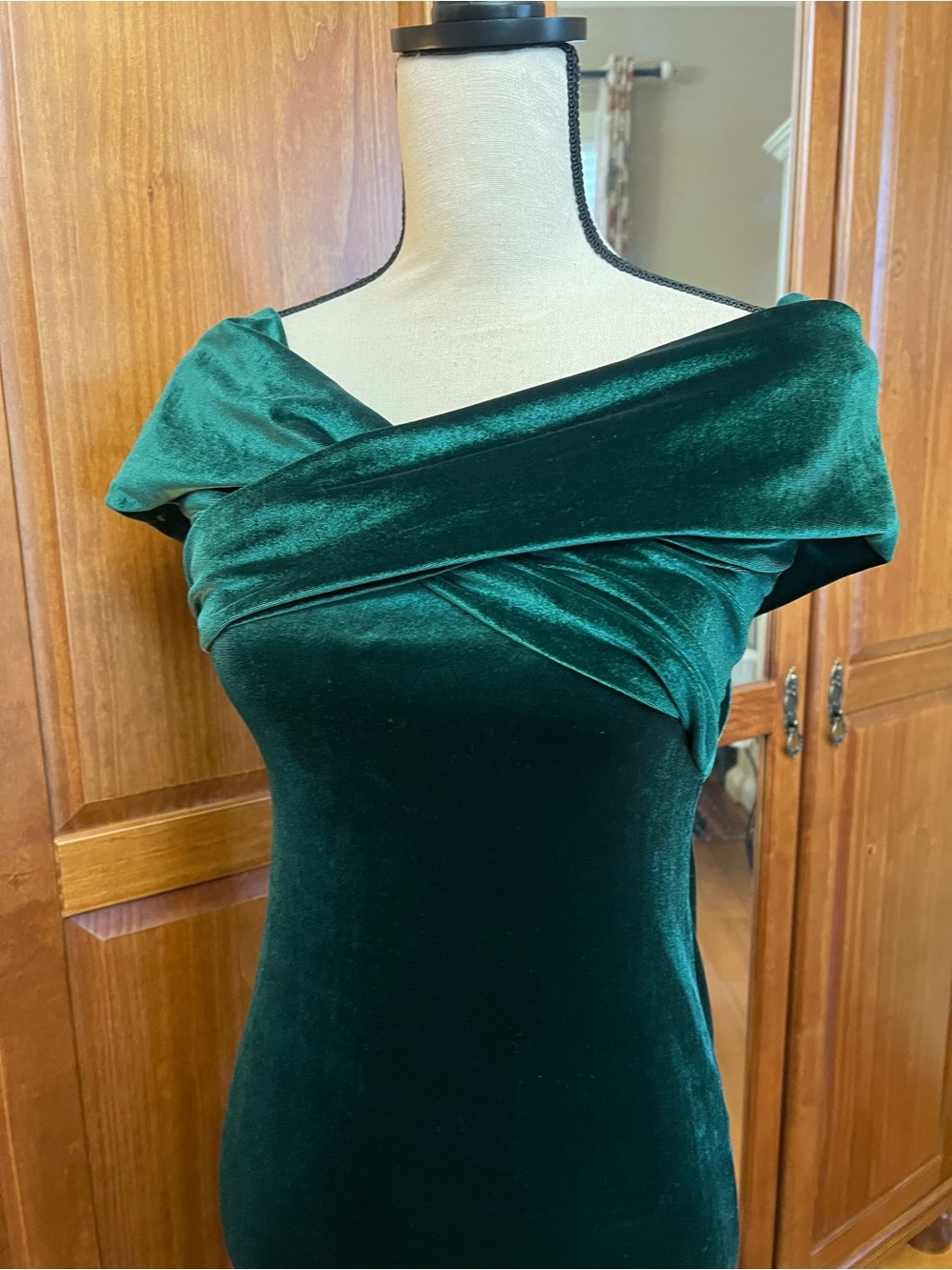 AKIRA Emerald Green Velvet Off-Shoulder Midi Dress - Picture 2 of 6